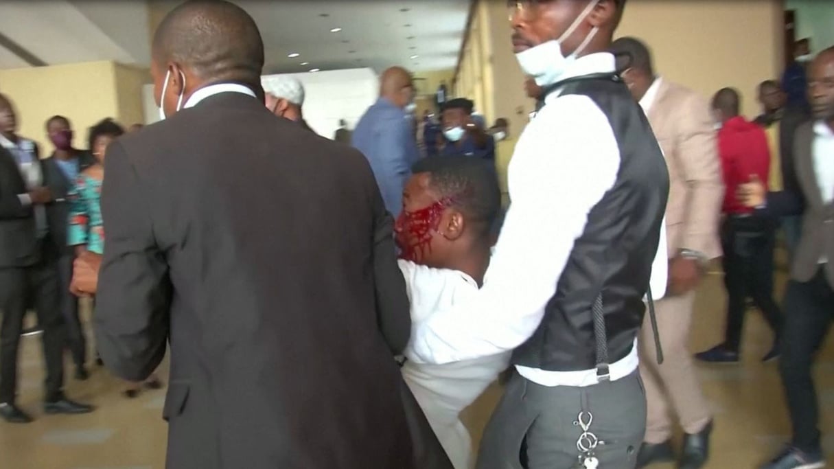 Un blessé lors des affrontements entre députés pro-Kabila et pro-Tshisekedi au Parlement congolais, à Kinshasa, le 8 décembre 2020. © Reuters (capture d’écran vidéo)