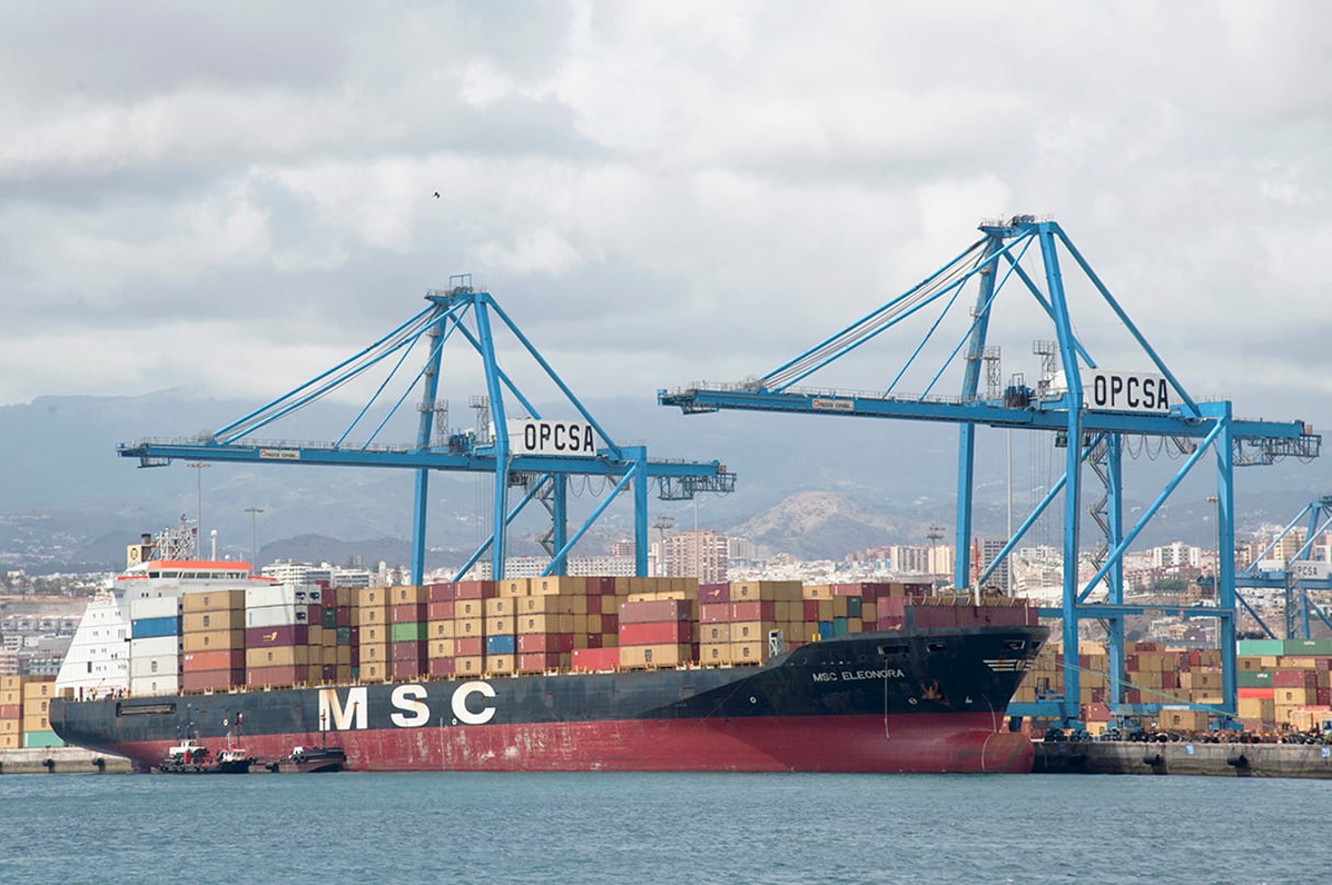 Un porte-conteneurs au port de Las Palmas, aux Canaries. © Pierre GLEIZES/REA.