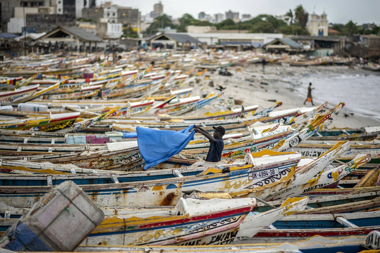 Des bateaux de pêche échoués sur la plage de Dakar, au Sénégal, le 30 juillet 2020. © Sylvain Cherkaoui/AP/SIPA