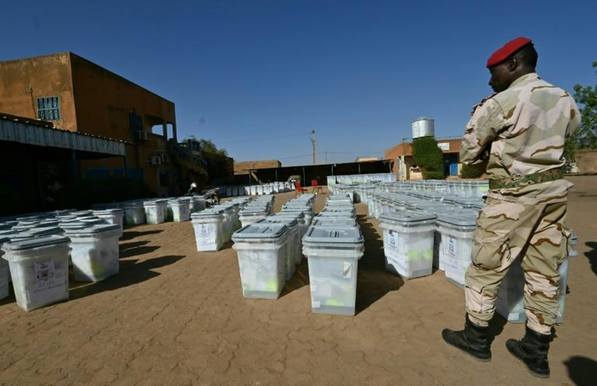 Préparation du matériel électoral à Niamey, le 26 décembre 2020. © Issouf SANOGO/AFP