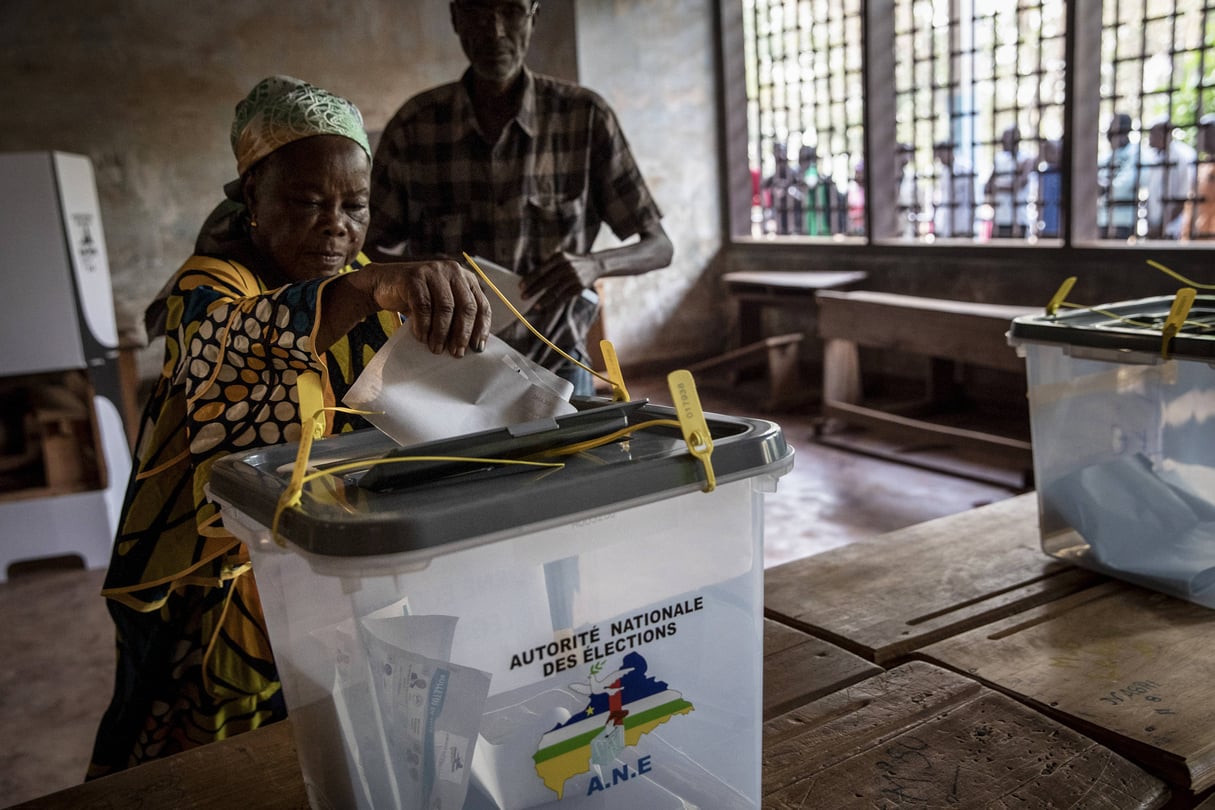 Une femme vote à l’occasion des élections présidentielle et législatives, au Lycée Boganda à Bangui, en Centrafrique, le 27 décembre 2020. © AP/Sipa
