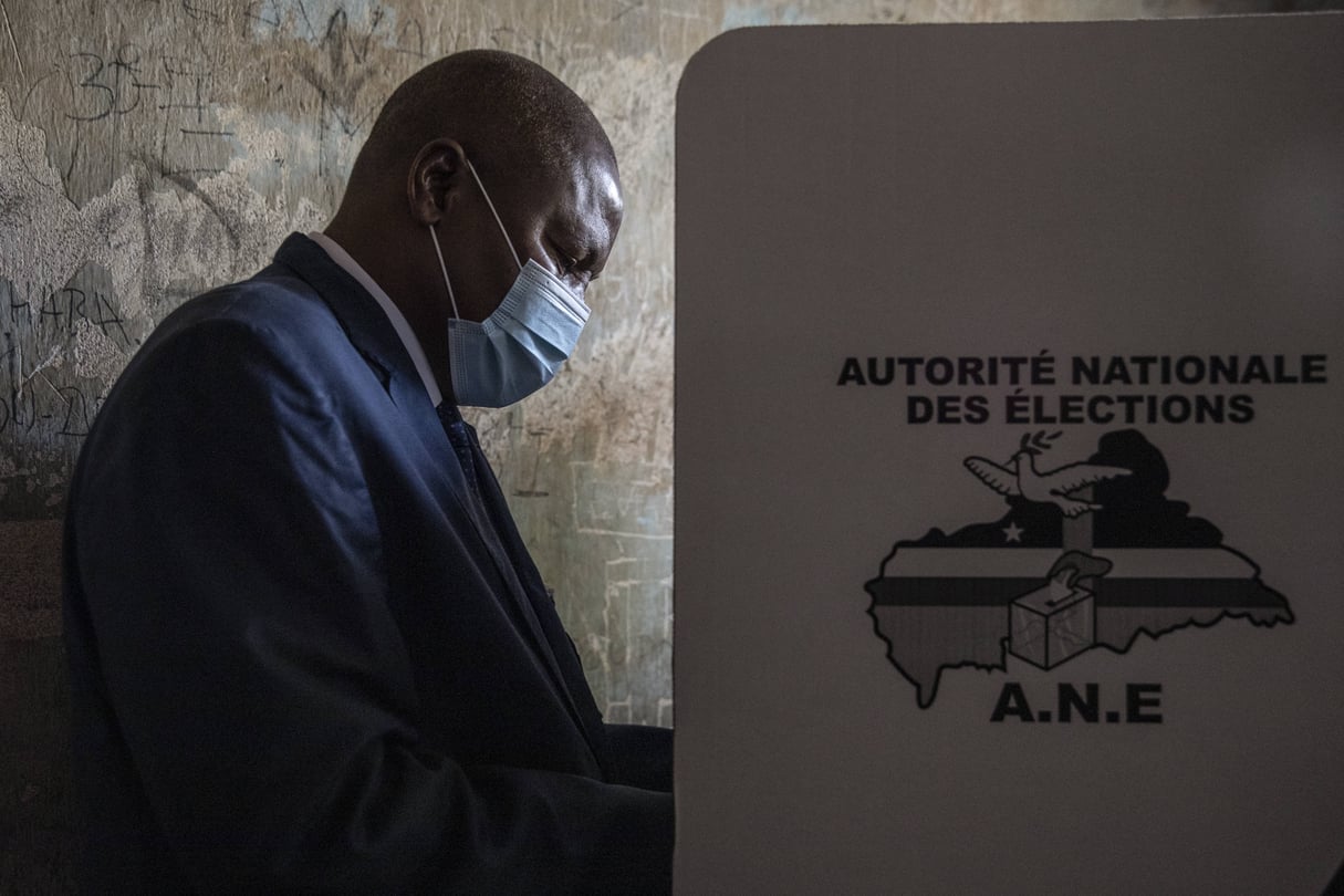 Le président sortant Faustin-Archange Touadéra vote au Lycée Boganda à Bangui, le 27 décembre 2020. &copy; AP/Sipa