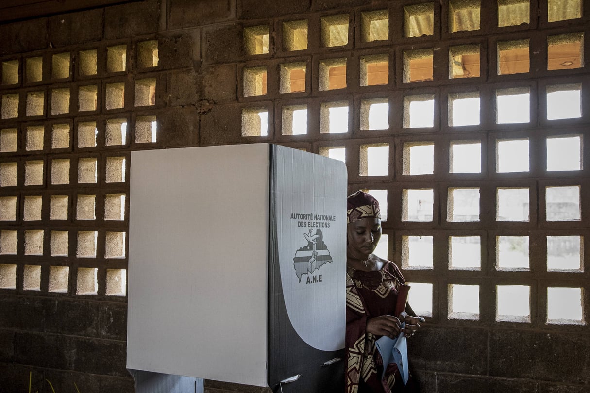 Une femme vote à Bangui, en Centrafrique, le 27 décembre 2020 (illustration). © AP/Sipa