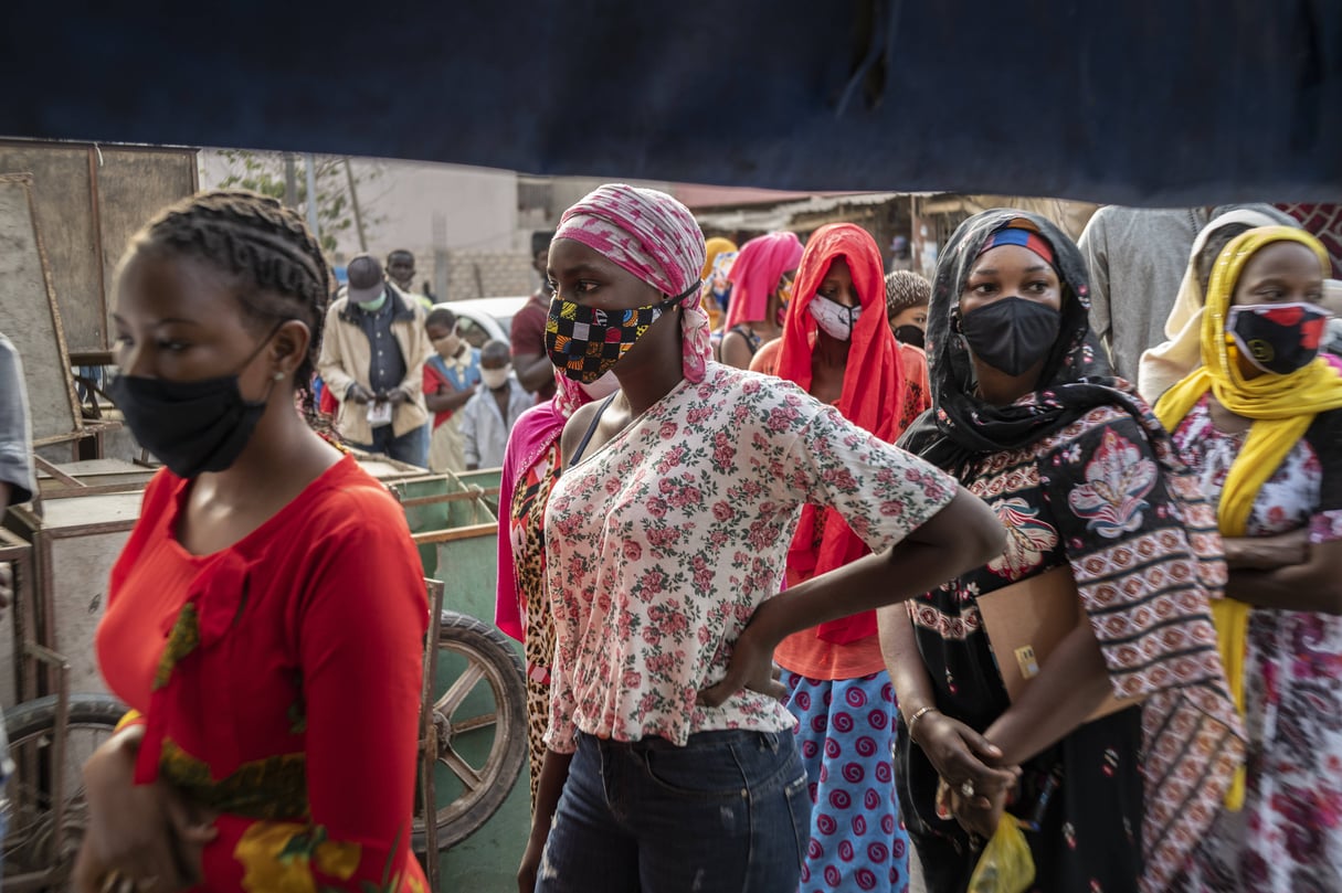 Ces clientes font la queue devant une boulangerie, en avril 2020 à Dakar, alors que la pandémie de coronavirus commençait à toucher le Sénégal (illustration). © Sylvain Cherkaoui/AP/SIPA