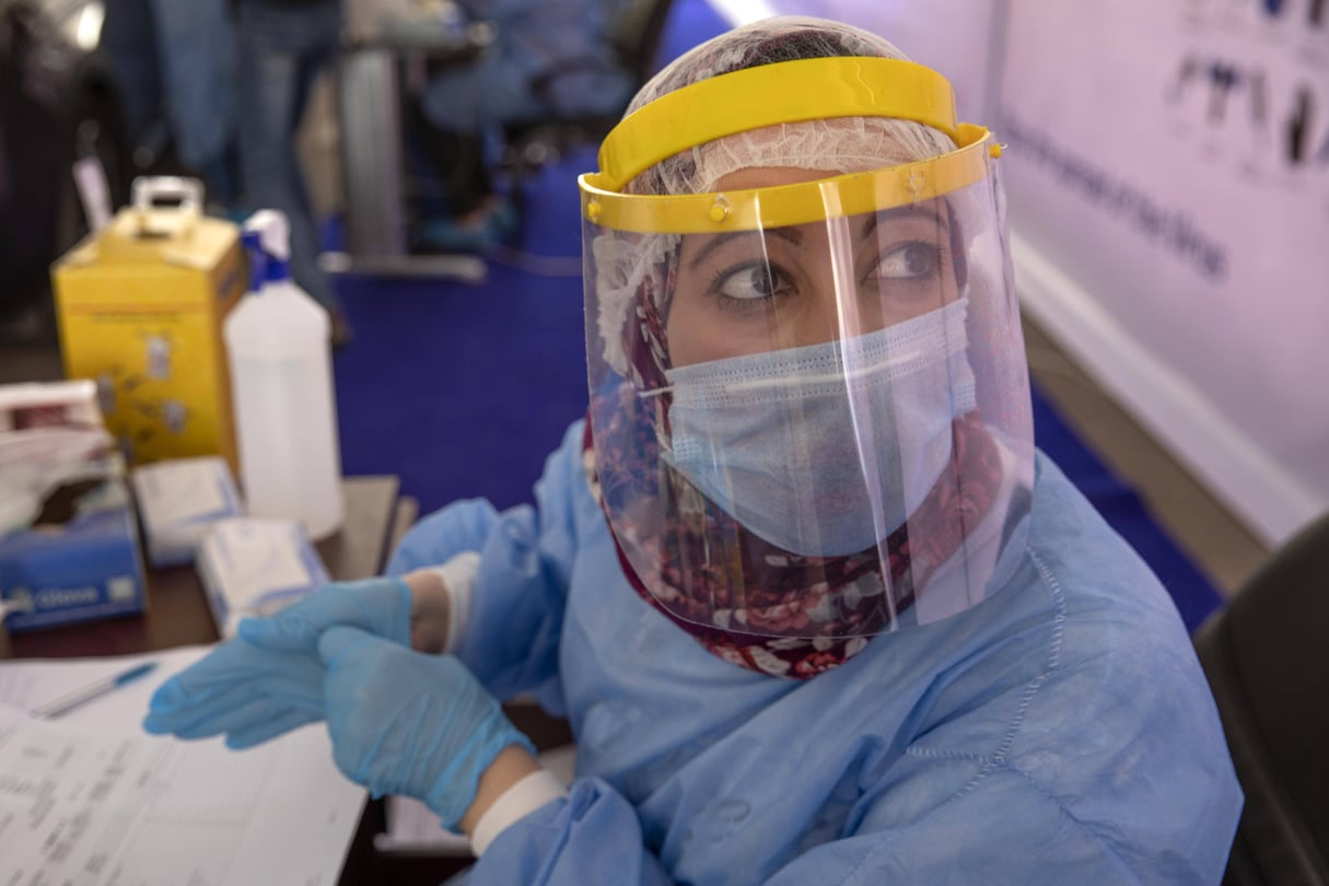 Une professionnelle de santé, en Égypte, effectue des tests de dépistage du coronavirus, au Caire, le 17 juin 2020. © Nariman El-Mofty/AP/SIPA