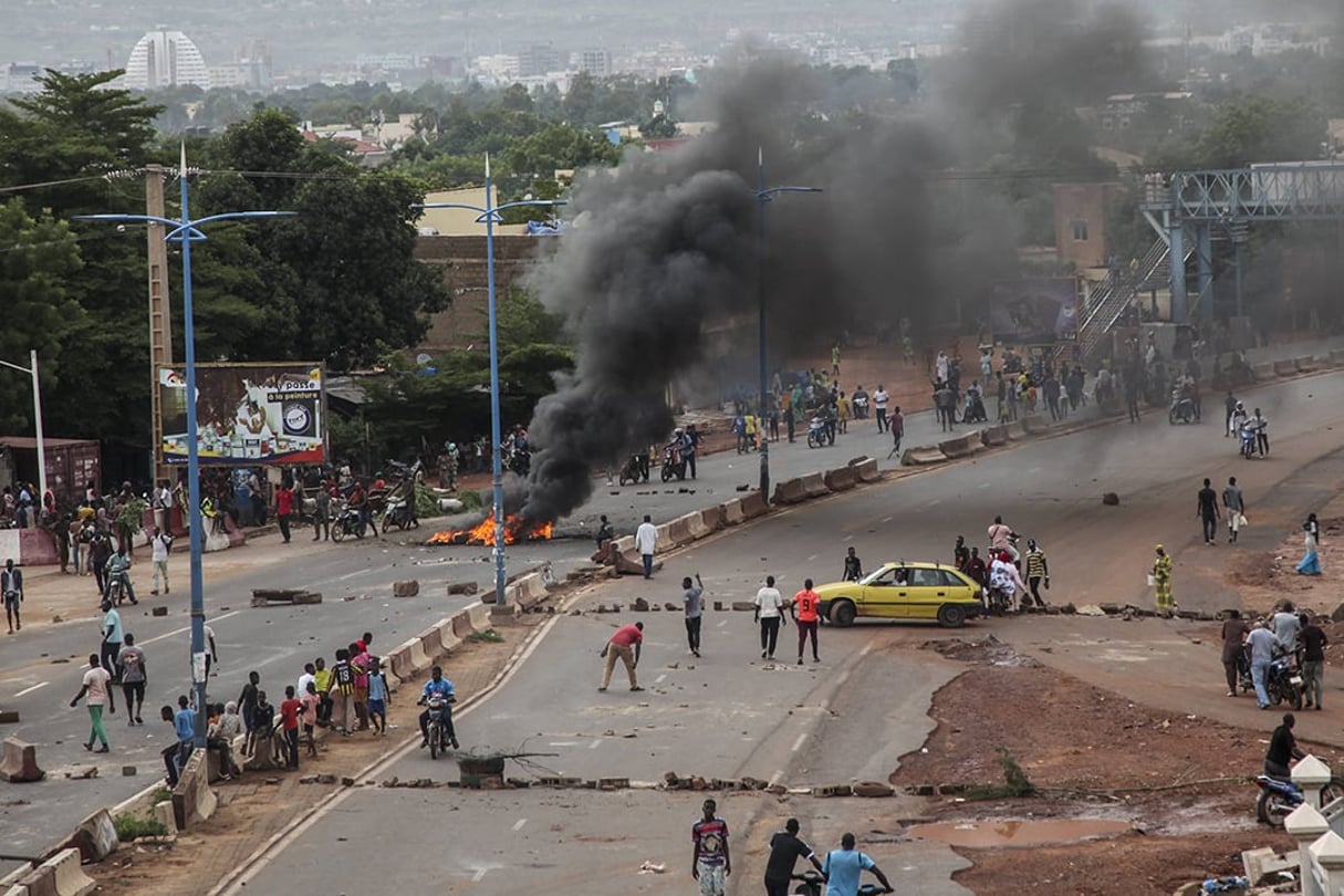 Des manifestants brûlent des pneus et des barricades à Bamako, le vendredi 10 juillet 2020. © Baba Ahmed/AP/SIPA