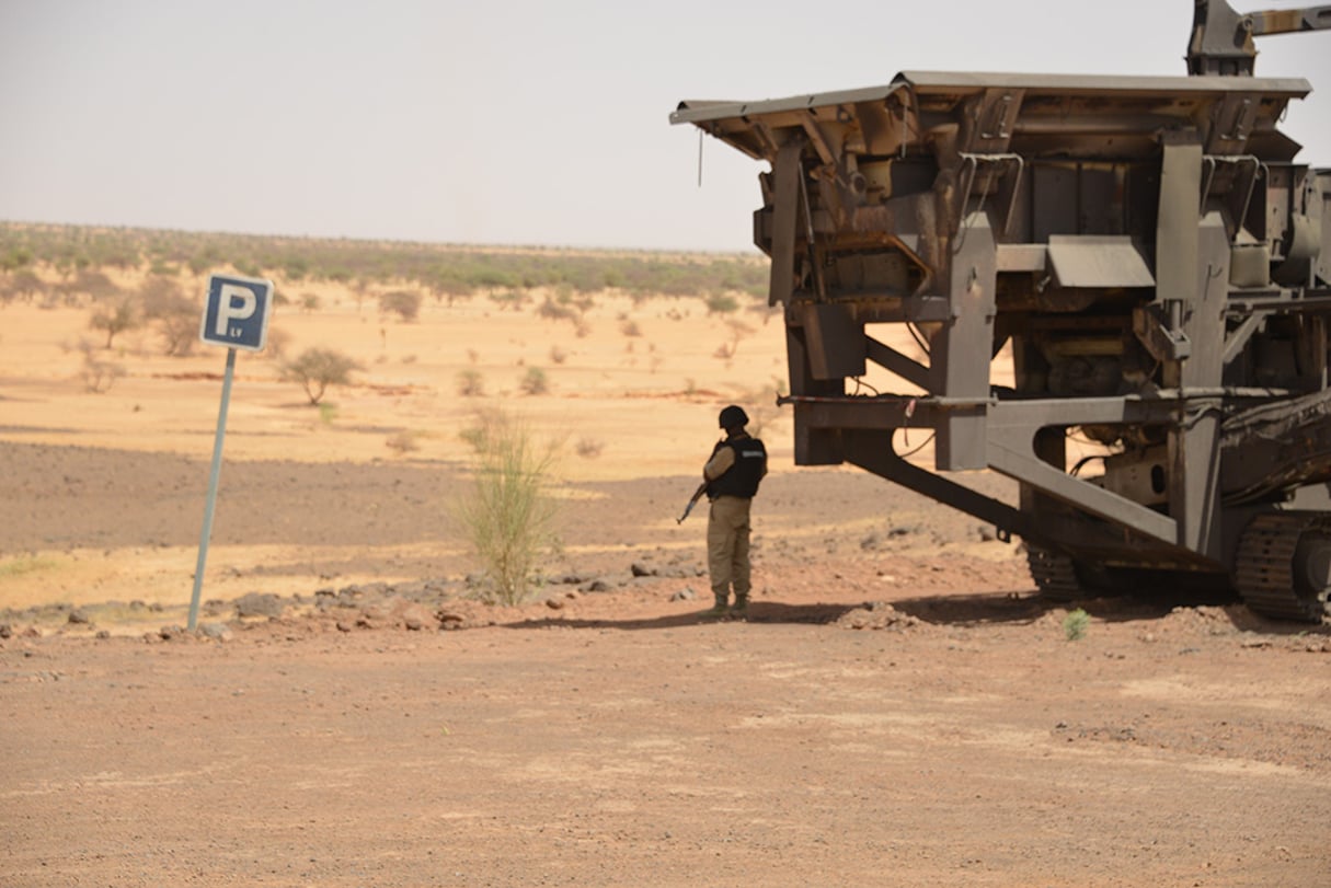 Un garde armé près de la mine de Tambao, au Burkina Faso, le 5 avril 2015. © AHMED OUOBA/AFP