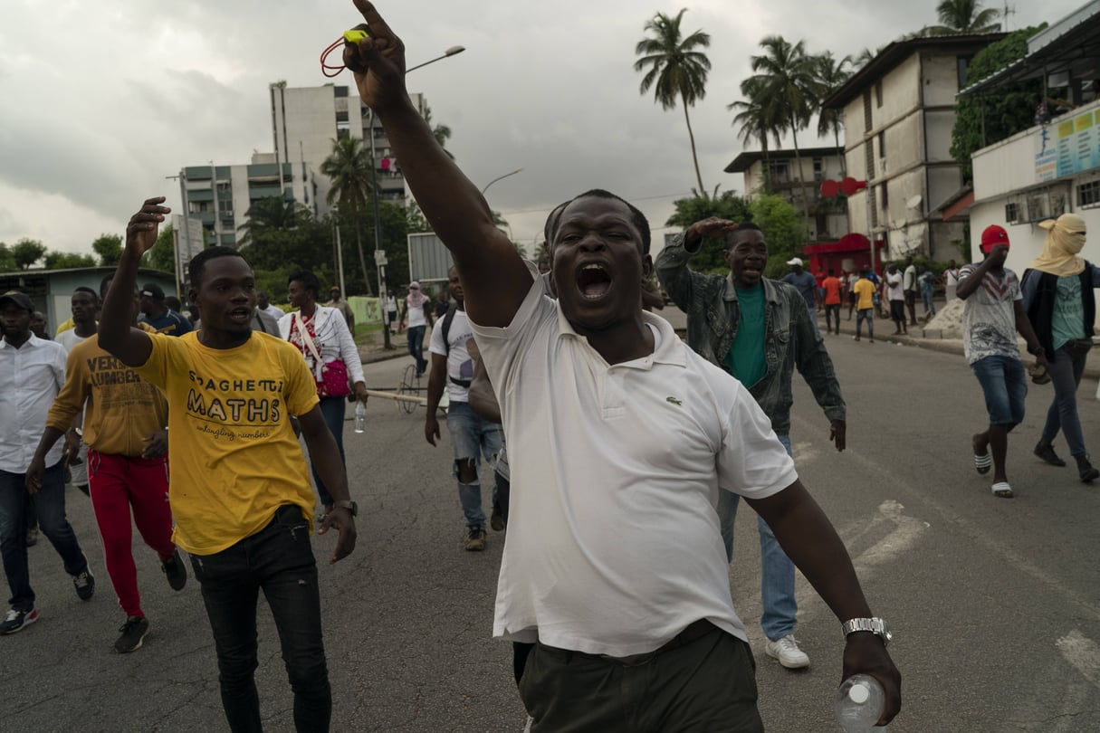Un partisan des partis d’opposition lors d’une manifestation après que les forces de sécurité ont bloqué l’accès à la maison de l’ancien président Henri Konan Bedié, à Abidjan, le 3 novembre 2020. © Leo Correa/AP/SIPA