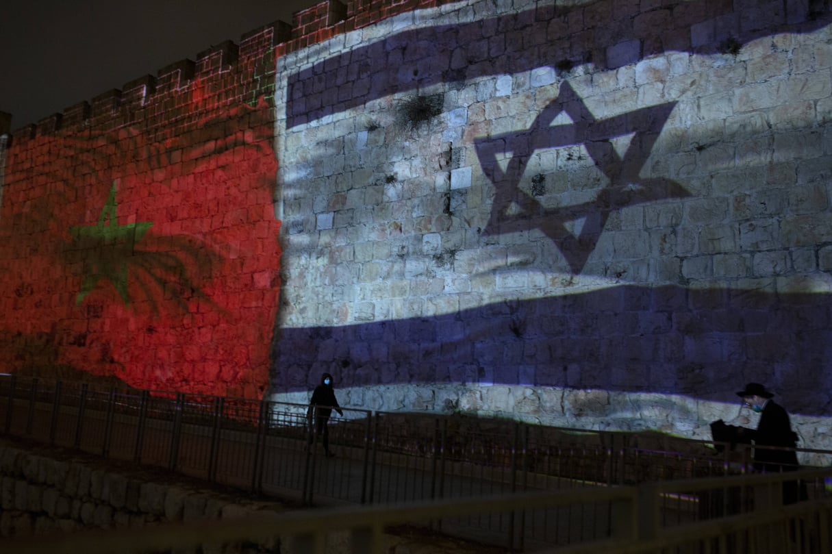 Les drapeaux nationaux d’Israël et du Maroc sont projetés sur les murs de la vieille ville de Jérusalem, le mercredi 23 décembre 2020. © Maya Alleruzzo/AP/SIPA