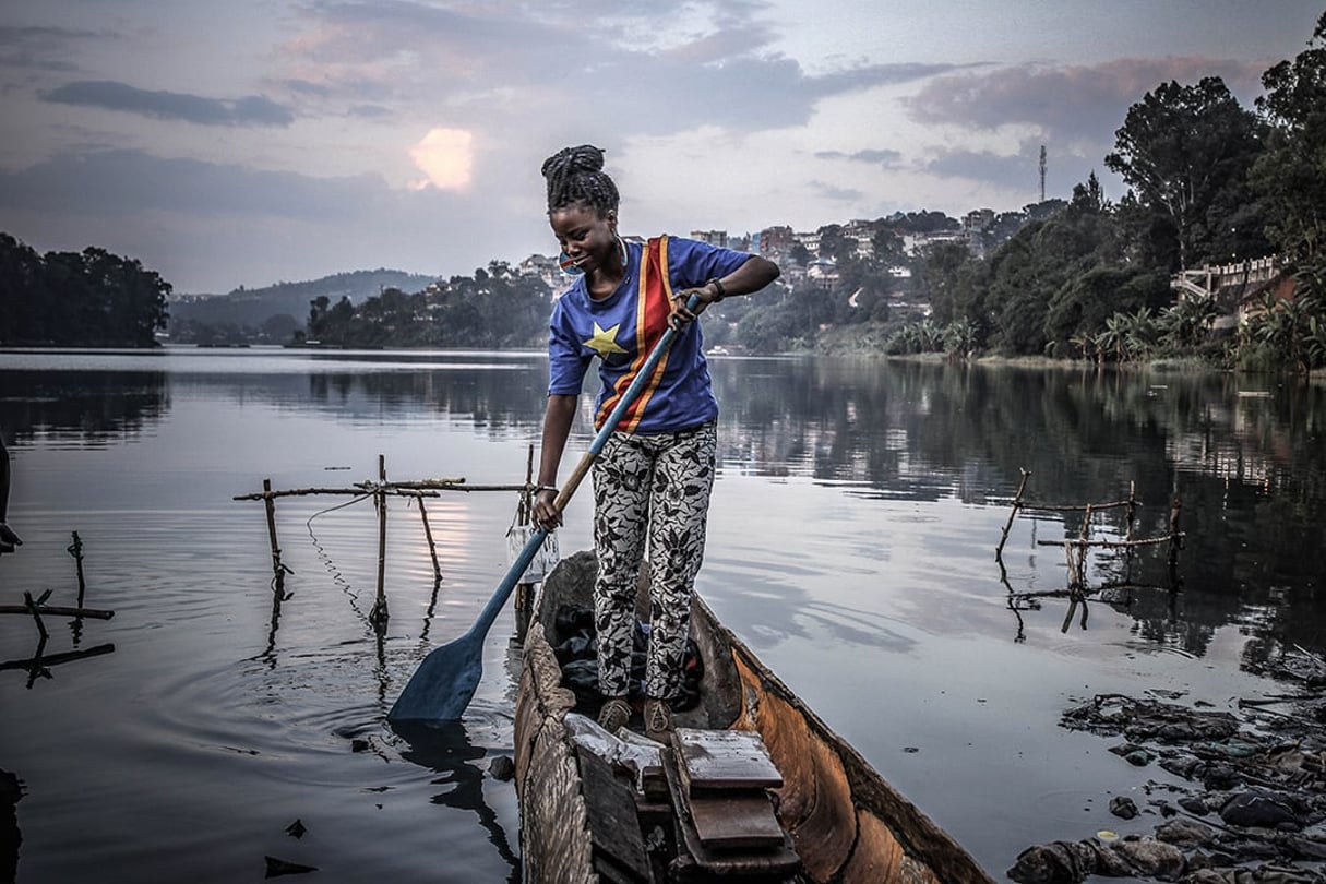 Bukavu, en RDC, le 30 juin 2020. Linda Maroy, 20 ans, profite d’un moment de paix sur le lac Kivu pour pour le 60e anniversaire de l’indépendance du Congo © Raissa Karama Rwizibuka pour la Fondation Carmignac