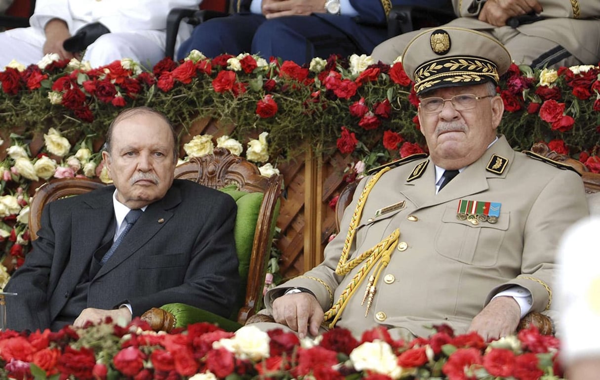 Sur cette photo prise le 27 juin 2012, le président algérien Abdelaziz Bouteflika, à gauche, et son chef d’état-major, le général Ahmed Gaid Salah, assistent à un défilé militaire à Cherchell, près d’Alger, en Algérie. © Anis Belghoul/AP/SIPA