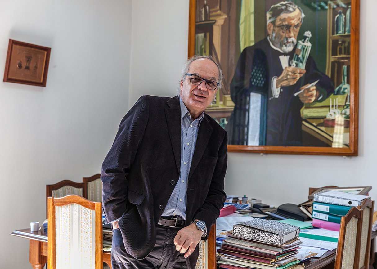 Hechmi Louzir, directeur de l’Institut Pasteur de Tunis, dans son bureau, le 7 avril 2020. © Ons Abid