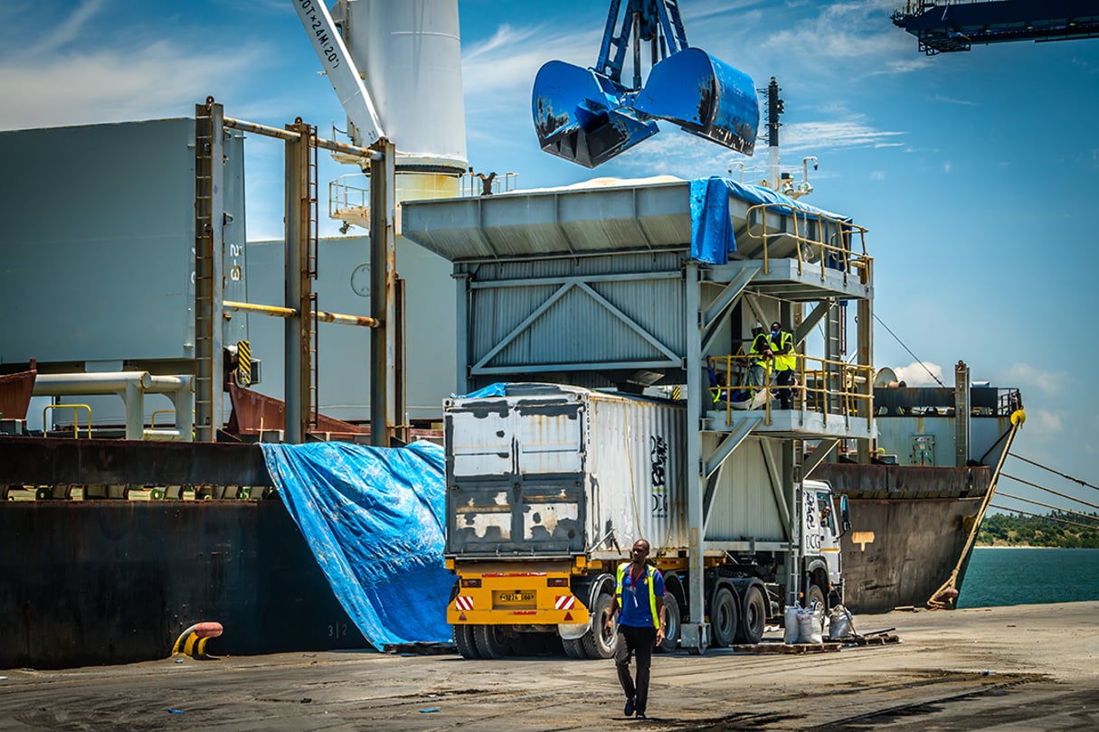 En 2019, l’Amérique du Nord représentait 21 % des exportations d’OCP. Ici, déchargement d’engrais au port de Dar es-Salaam, en Tanzanie. © OCP