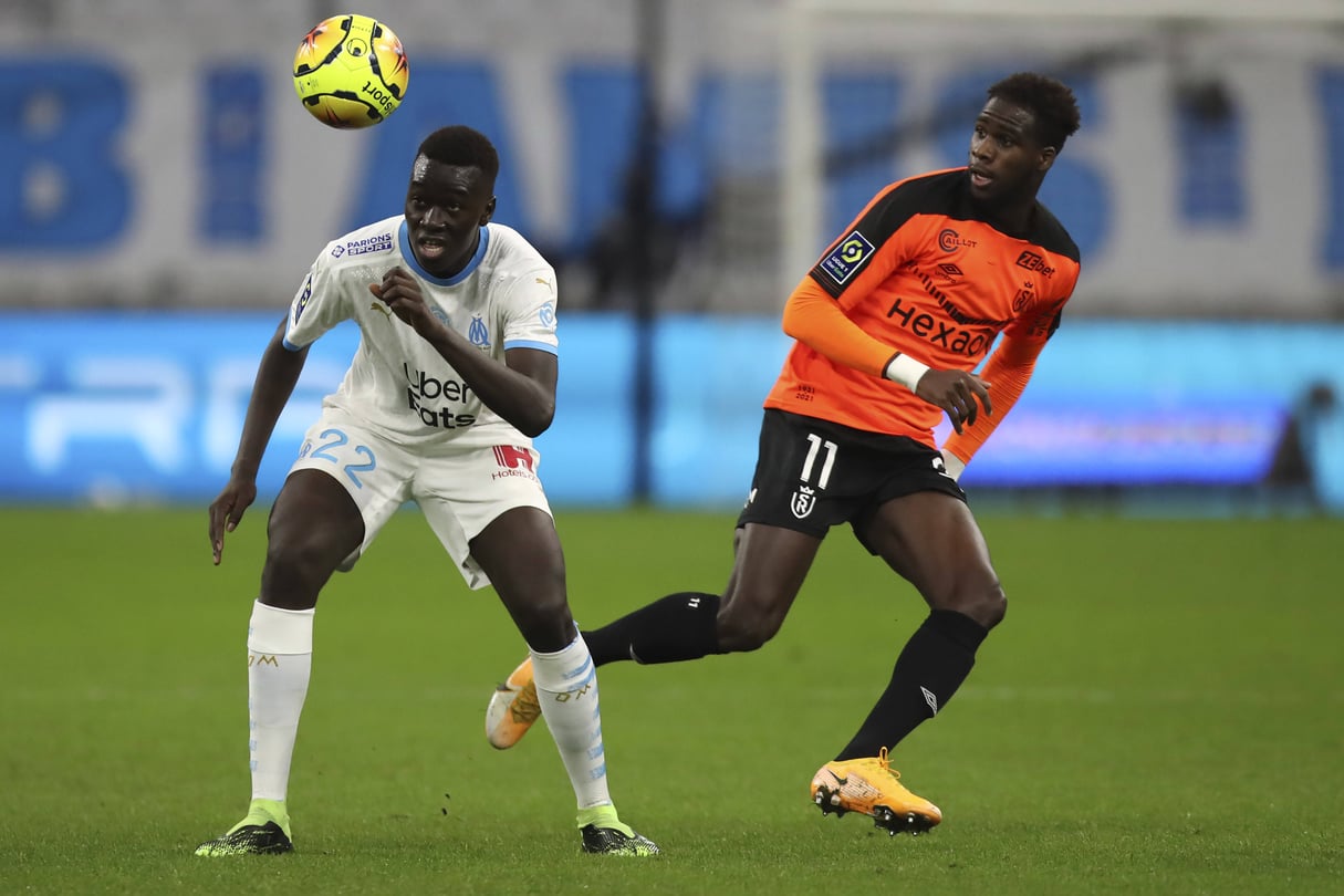 Le footballeur Pape Gueye (Olympique de Marseille), à gauche, et Boulaye Dia, à droite, lors du match de football de Ligue 1 entre Marseille et Reims au Stade Vélodrome de Marseille, le 19 décembre 2020. © Daniel Cole/AP/SIPA