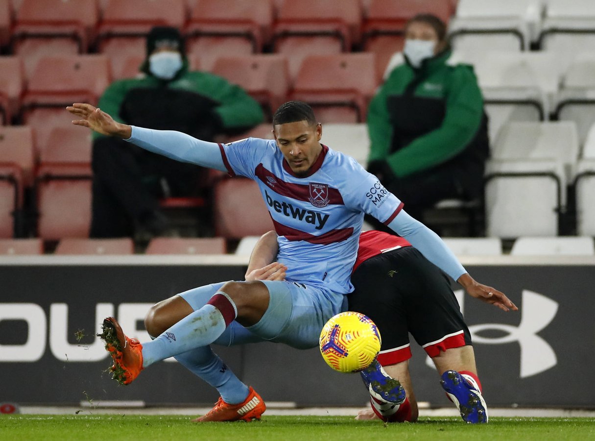 Sébastien Haller, de West Ham, à gauche, se bat pour le ballon avec Jack Stephens, de Southampton, lors du match de football de Premier League anglaise entre Southampton et West Ham United, le 29 décembre 2020. &copy; Andrew Boyers/AP/SIPA