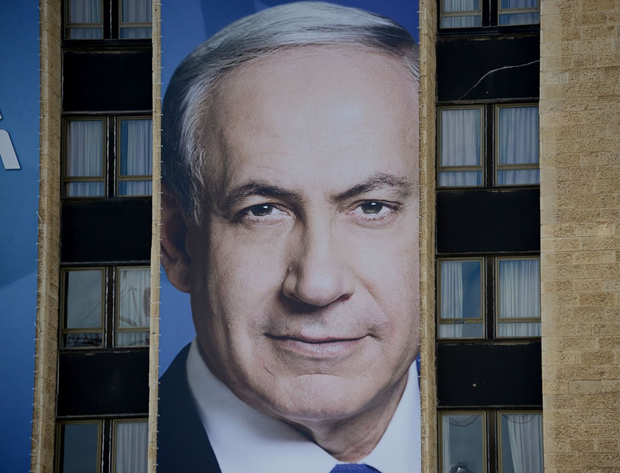 Une grande affiche de campagne électorale du Premier ministre israélien Benjamin Netanyahou, chef du parti Likoud, est accrochée à un bâtiment à Jérusalem, Israël, le 12 mars 2015. © Debbie Hill/UPI/ABACAPRESS