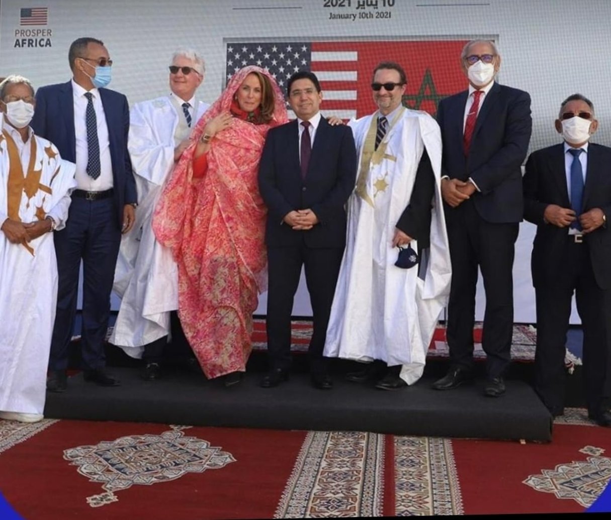 Le ministre des Affaires étrangères marocain Nasser Bourita (au centre), entouré de David Schenker, secrétaire d’Etat adjoint américain en charge du Moyen-Orient, et de David Fischer (à g.), ambassadeur des Etats-Unis au Maroc, et son épouse Jennifer, à Dakhla le 11 janvier 2021. © US Embassy Morocco