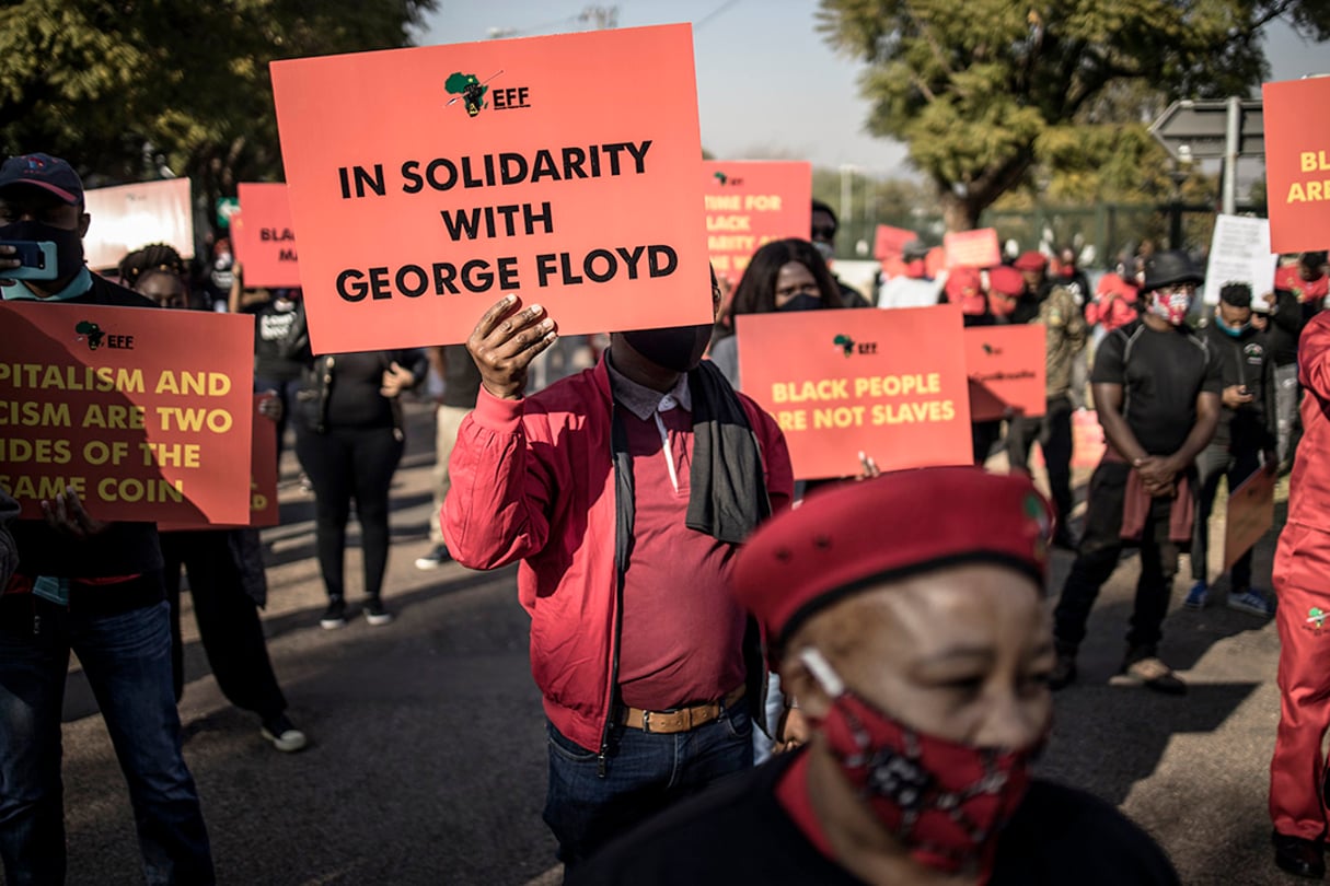 Manifestation en solidarité avec le mouvement Black Lives Matter devant l’ambassade américaine de Prétoria, le 8 juin 2020, après la mort de George Floyd © MARCO LONGARI/AFP