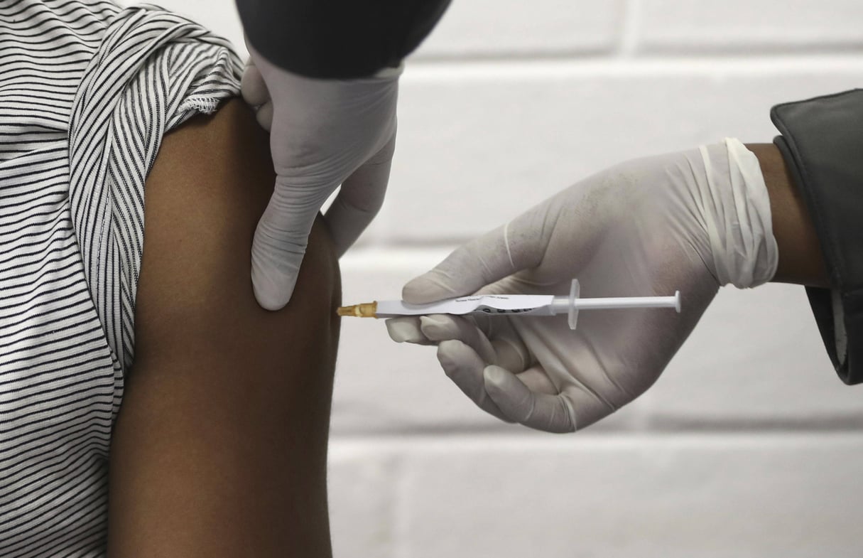 Un volontaire reçoit une injection à l’hôpital Chris Hani Baragwanath de Soweto, à Johannesburg, dans le cadre de la première participation africaine à un essai de vaccin contre le Covid-19, en juin 2020, développé à l’université d’Oxford en Grande-Bretagne, en collaboration avec la société pharmaceutique AstraZeneca. © Siphiwe Sibeko/AP/SIPA