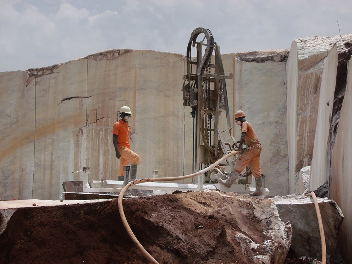 Des ouvriers travaillant dans une carrière de marbre à Pagala, au nord du Togo. © Knut Neerland/ITIE