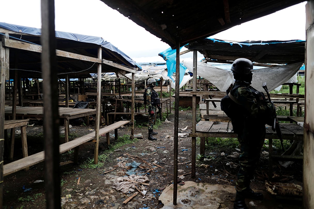 Un soldat camerounais du BIR, face à un marché abandonné de Buéa, dans le Sud-Ouest anglophone du Cameroun, le 4 octobre 2018 (Illustration). © Zohra Bensemra/REUTERS