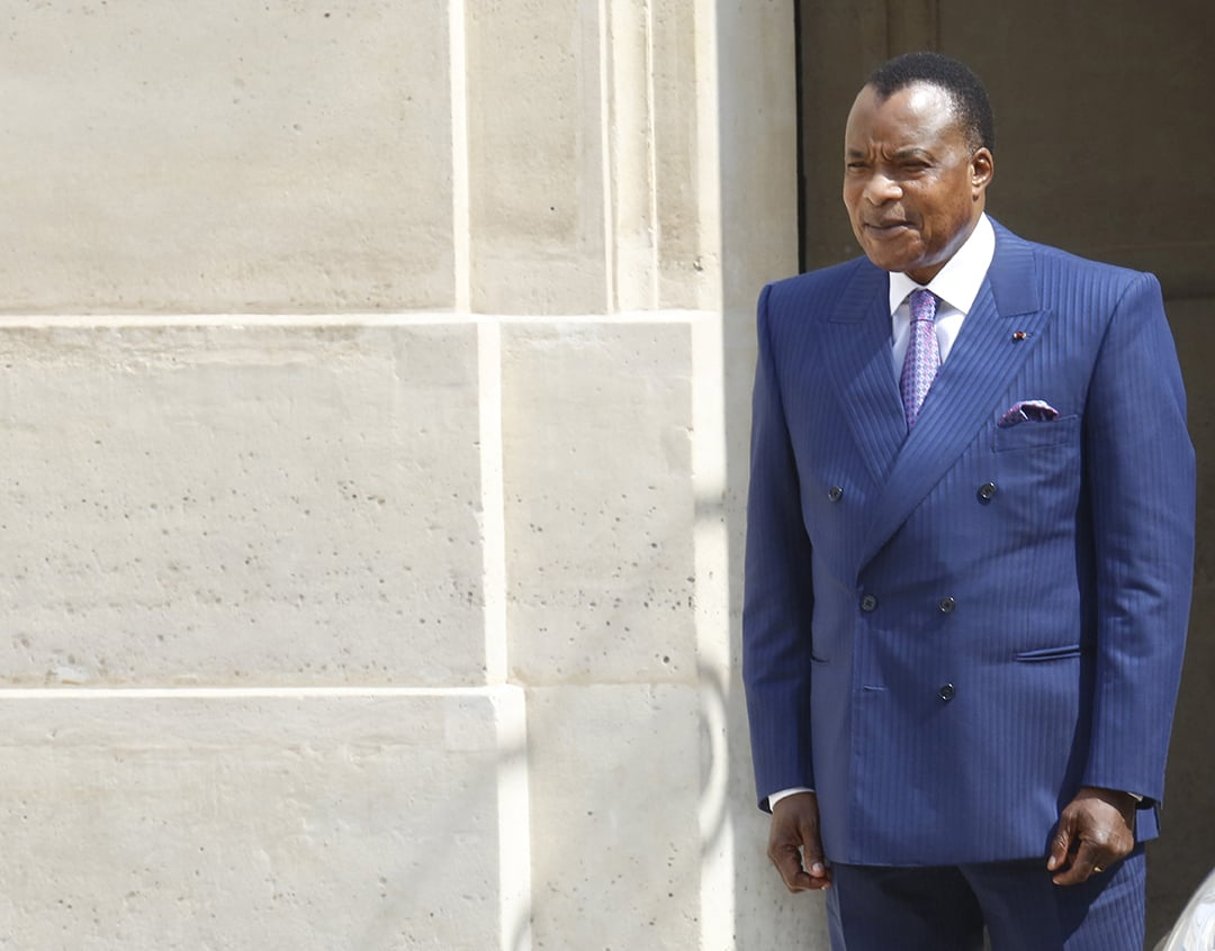 Au pouvoir depuis 1997, Denis Sassou Nguesso (reçu ici au palais de l’Élysée, en 2015, par le président Hollande)  a connu six chefs d’État français. © Vernier/JBV NEWS
