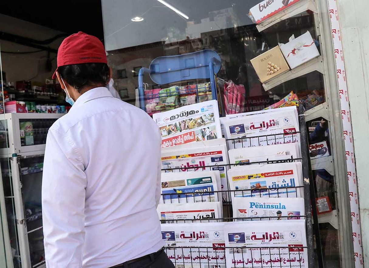 Un homme passe devant un kiosque à journaux devant un magasin de la capitale qatarie, Doha, où l’on peut lire les titres du sommet du Conseil de coopération du Golfe (CCG), qui s’est tenu le 6 janvier 2021 dans la ville saoudienne d’Al-Ula, située dans le désert, et qui a vu le rétablissement des relations du Qatar avec les pays du Golfe. A man walks past a newspaper stand outside a shop in the Qatari capital Doha showing headlines about the summit of the six-nation Gulf Cooperation Council (GCC) in the Saudi desert city of Al-Ula, on January 6, 2021, which saw Qatar’s relations restored with Gulf nations. – Saudi Arabia and its allies have restored full relations with Qatar, Riyadh said yesterday after a landmark summit, ending a damaging rift that erupted in 2017.
Four nations, led by Saudi, cut ties and transport links with Qatar in June that year, alleging it backed radical Islamist groups and was too close to Riyadh’s rival Iran — allegations Doha denied.
© KARIM JAAFAR/AFP