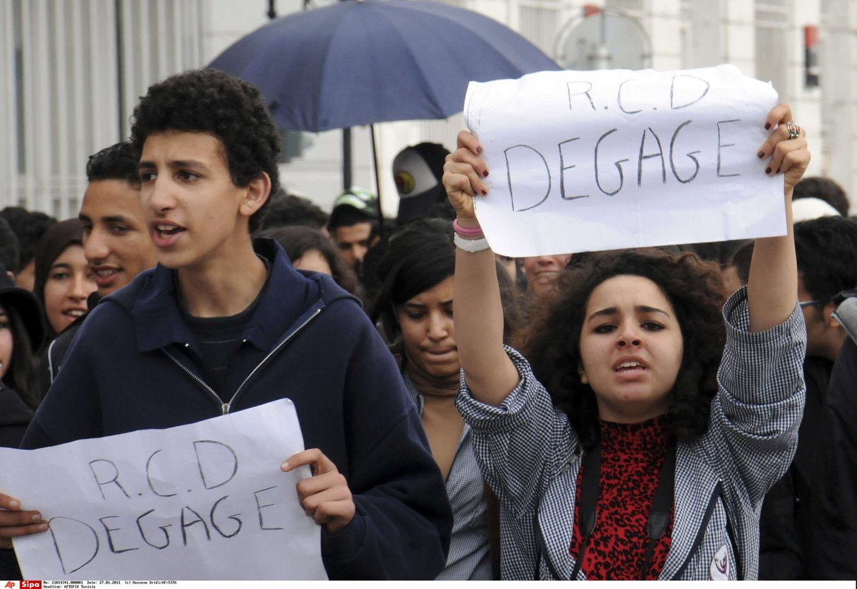Des étudiants manifestent, certains portant des affiches sur lesquelles on peut lire "RCD [Rassemblement constitutionnel démocratique] dégage », à Tunis, le 27 janvier 2011. &copy; Hassene Dridi/AP/SIPA
