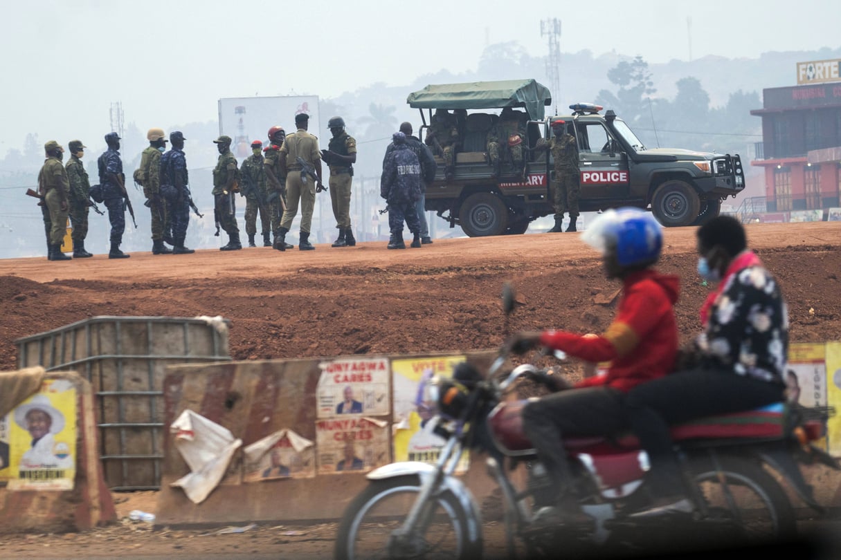 Forte présence policière et militaire à Kampala, en Ouganda, pour l'élection présidentielle du 14 janvier 2021. &copy; Jerome Delay/AP/SIPA