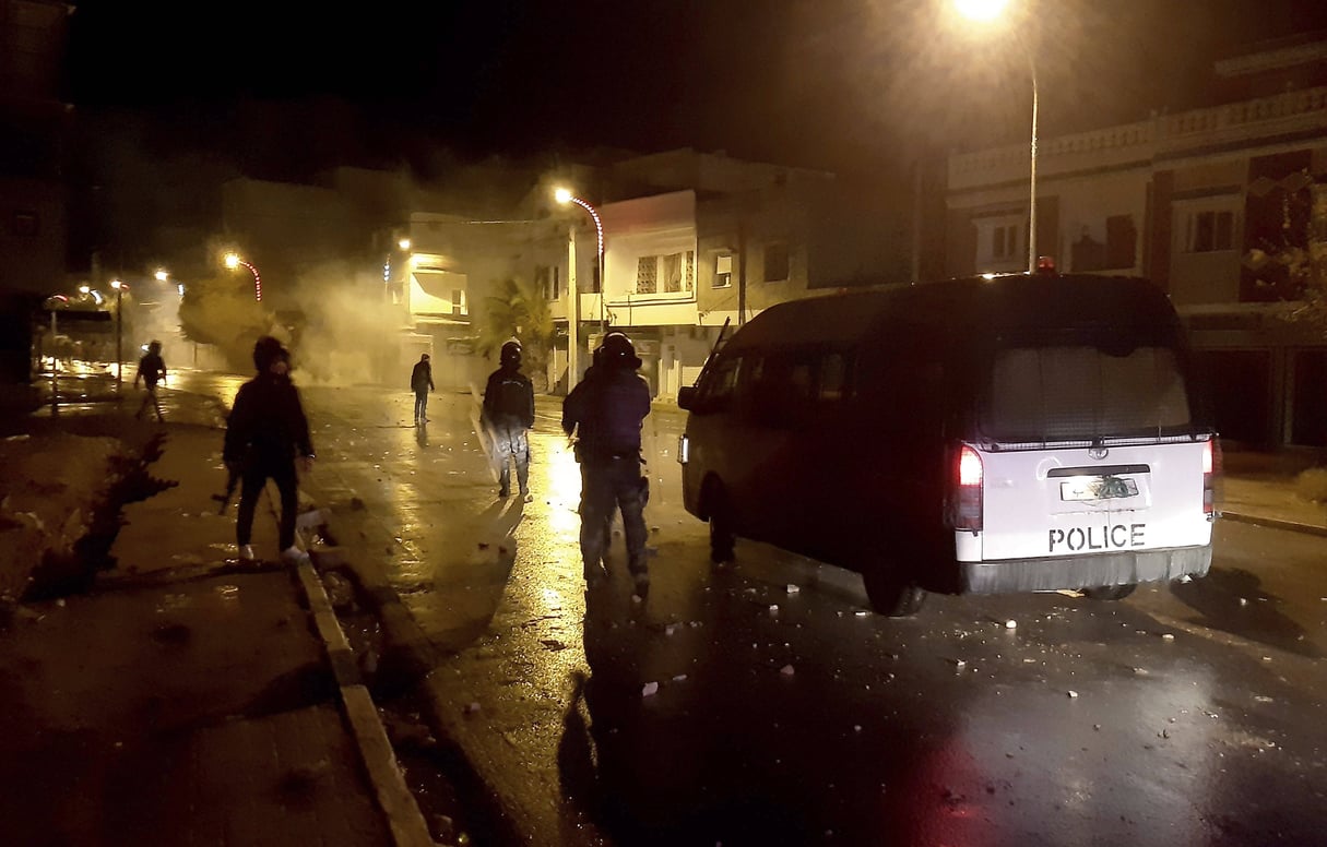 Des dizaines de jeunes ont été arrêtés après des troubles nocturnes à Tunis et dans d’autres villes du pays, les 16 et 17 janvier 2021. © Hedi Sfar/AP/SIPA