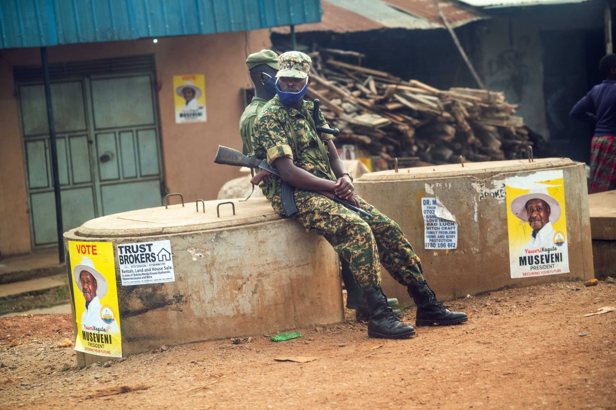 Des forces de l'ordre ougandaise, à Kampala, lors de la présidentielle de janvier 2021. &copy; Jerome Delay/AP/SIPA