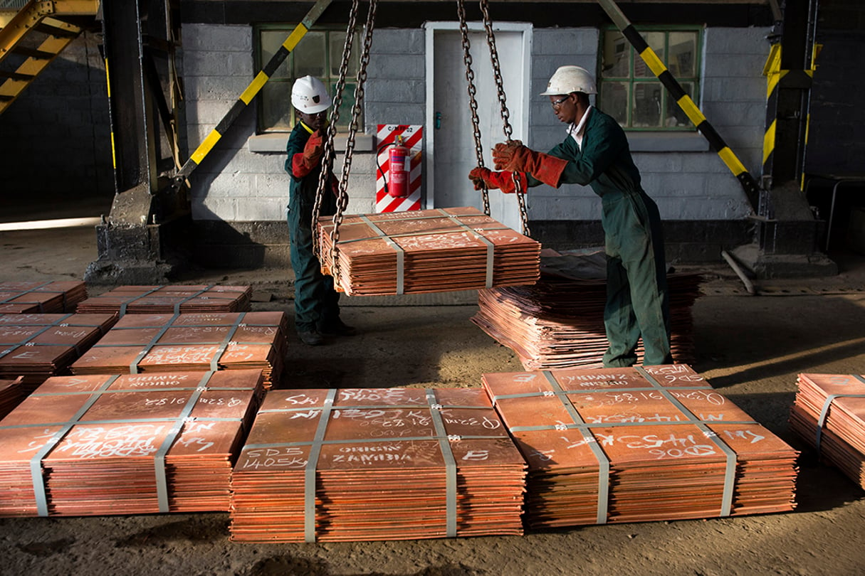 Mine de cuivre de Mufulira, en Zambie. MUFULIRA, ZAMBIA- JULY 6: Workers move batches of copper sheets, which are stored in a warehouse and wait to be loaded on trucks on July 6, 2016 in Mufulira, Zambia. The copper is trucked to ports such as Dar es Salaam, Tanzania & Durban, South Africa. Glencore, an Anglo-Swiss multinational commodity trading and mining company. owns about 73 % of Mopani mines, which produces copper and some cobalt. The mine employs about 15,000 people. Many people in the area are dependent of the mines and its subcontractors for work. (Photo by Per-Anders Pettersson/Getty Images)


© Per-Anders Pettersson/Getty