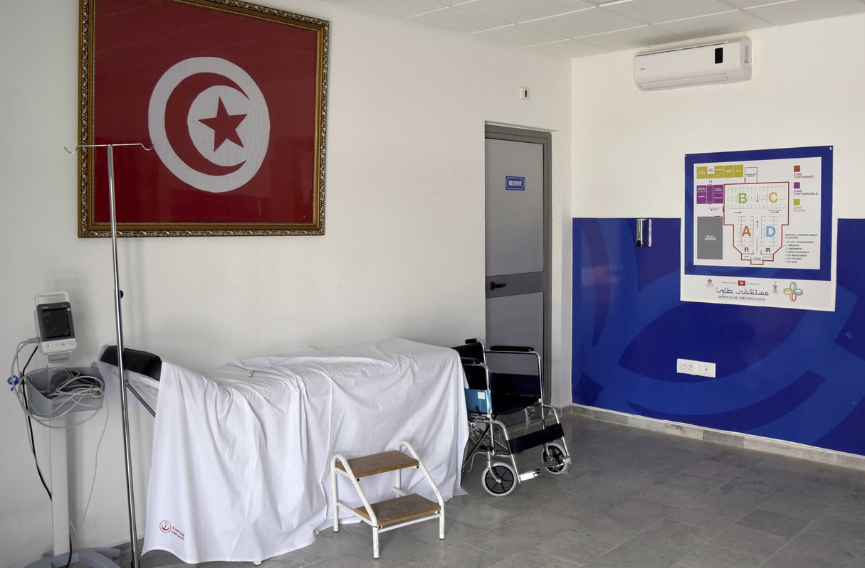 Un lit est photographié dans un hôpital de campagne installé dans un gymnase du quartier d’El Menzah à Tunis, le 14 mai 2020. © Hassene Dridi/AP/SIPA