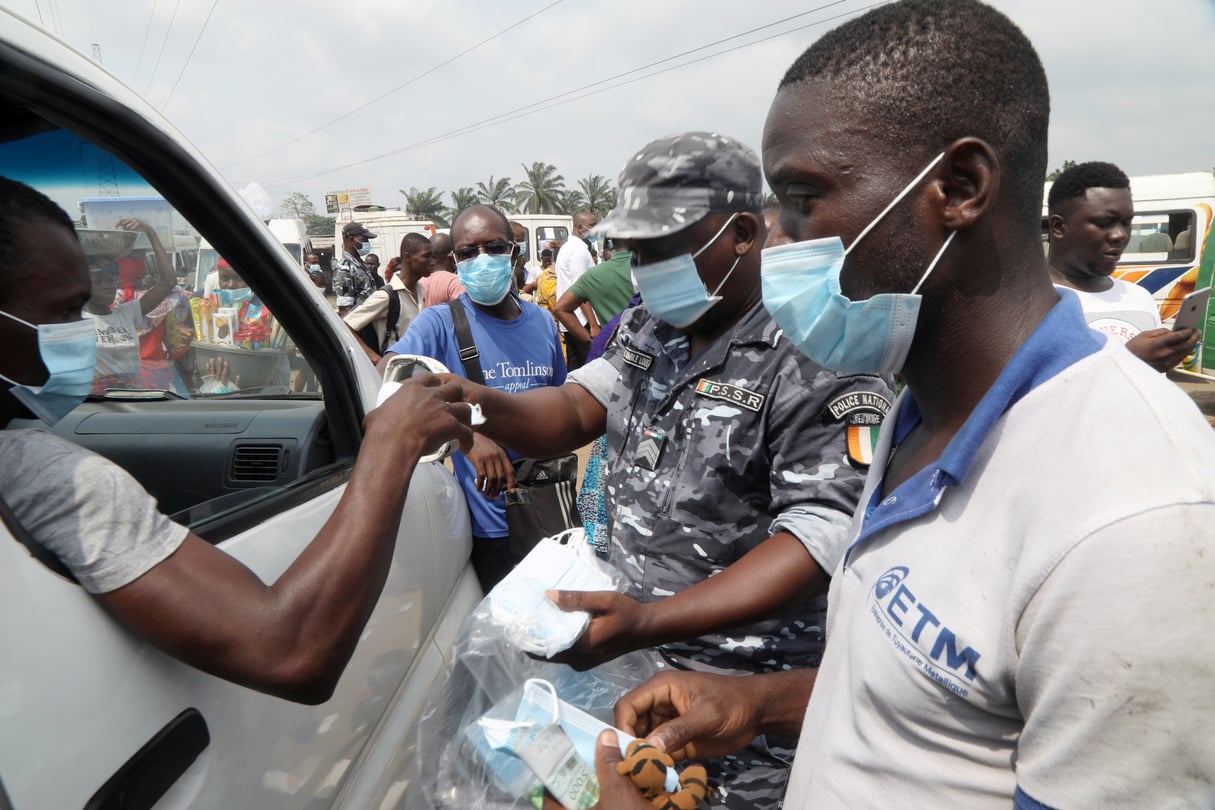 Une opération de sensibilisation port du masque pour prévenir la propagation du coronavirus, dans les rues d’Abidjan le 19 janvier 2021. © REUTERS/Luc Gnago