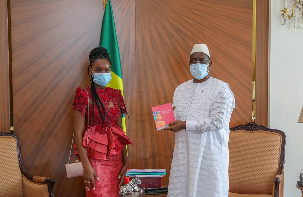 Macky Sall avait reçu l’étudiante sénégalaise Diary Sow, le 7 août 2020 au palais présidentiel. © Présidence du Sénégal / AFP