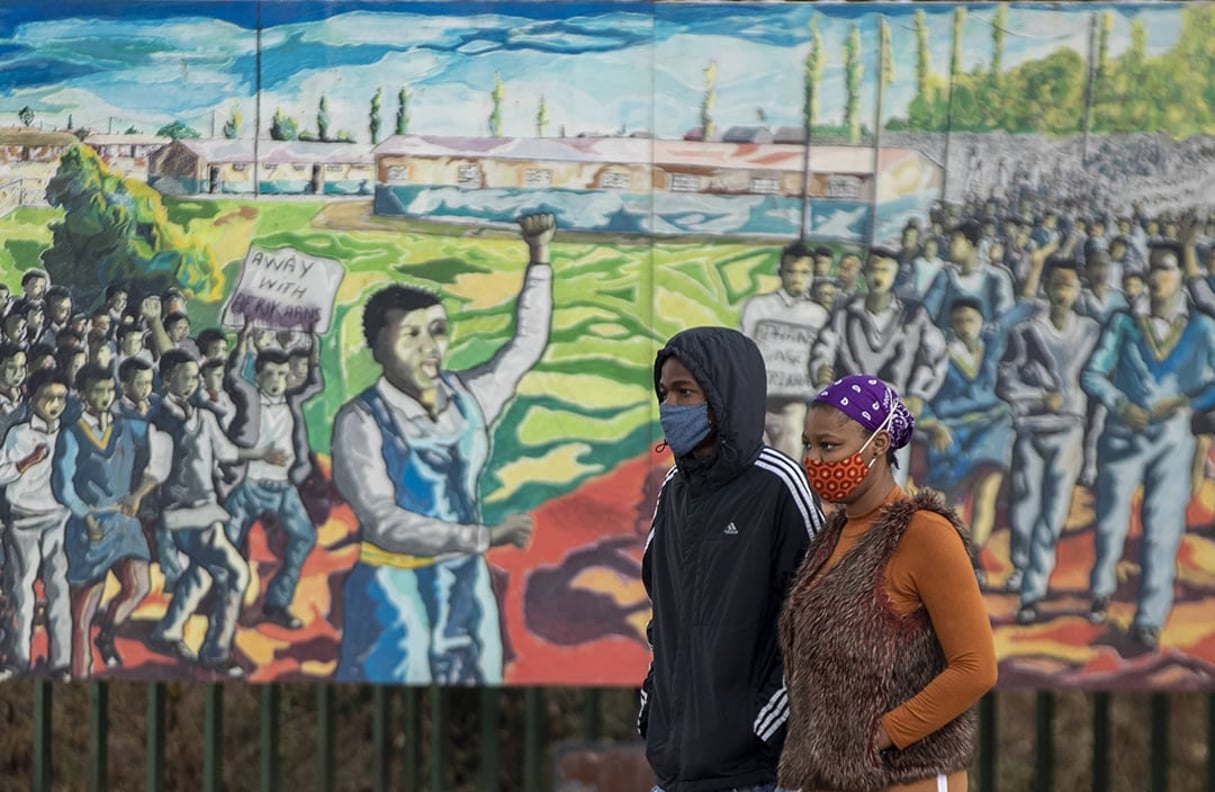 Le 16 juin 2020, près de 200 jeunes Sud-Africains ont célébré le 44e anniversaire du soulèvement étudiant de Soweto de 1976. © Themba Hadebe/AP/SIPA