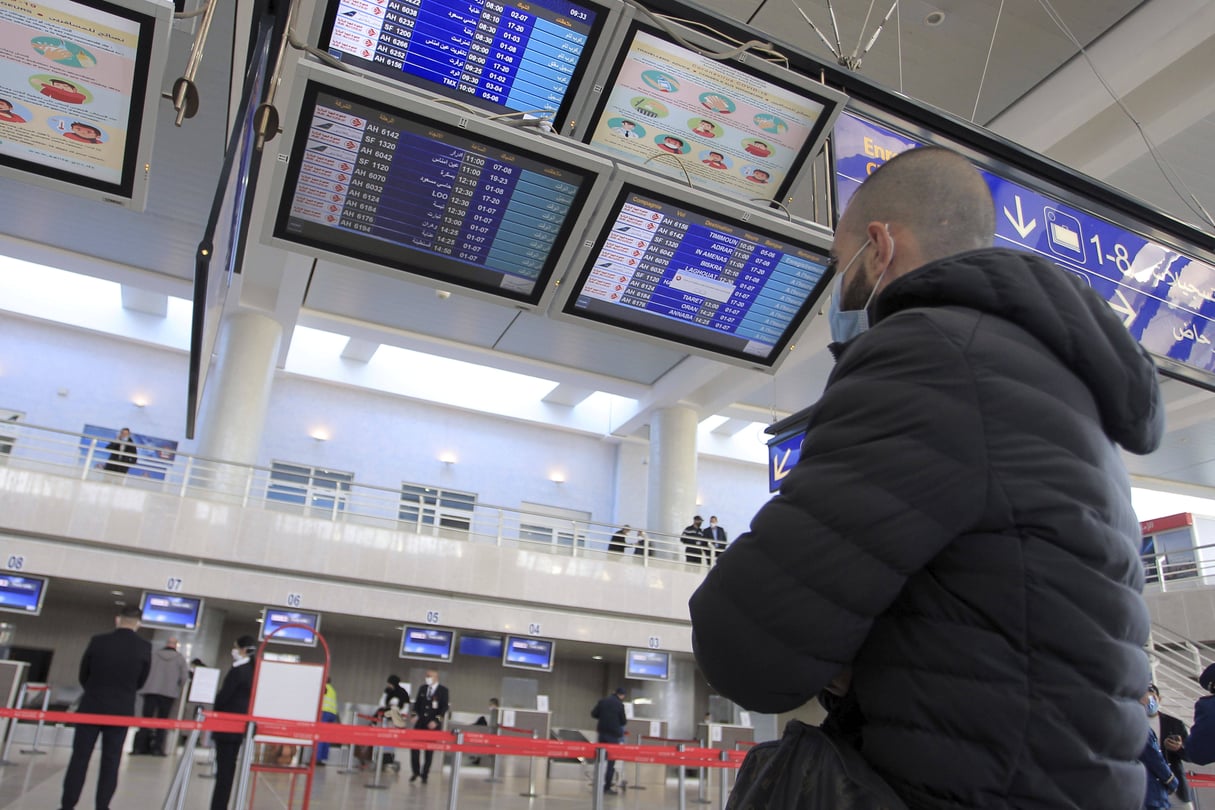 Un homme vérifie les horaires des avions à l’aéroport Houari Boumediene d’Alger, le 6 décembre 2020. © Fateh Guidoum/AP/SIPA