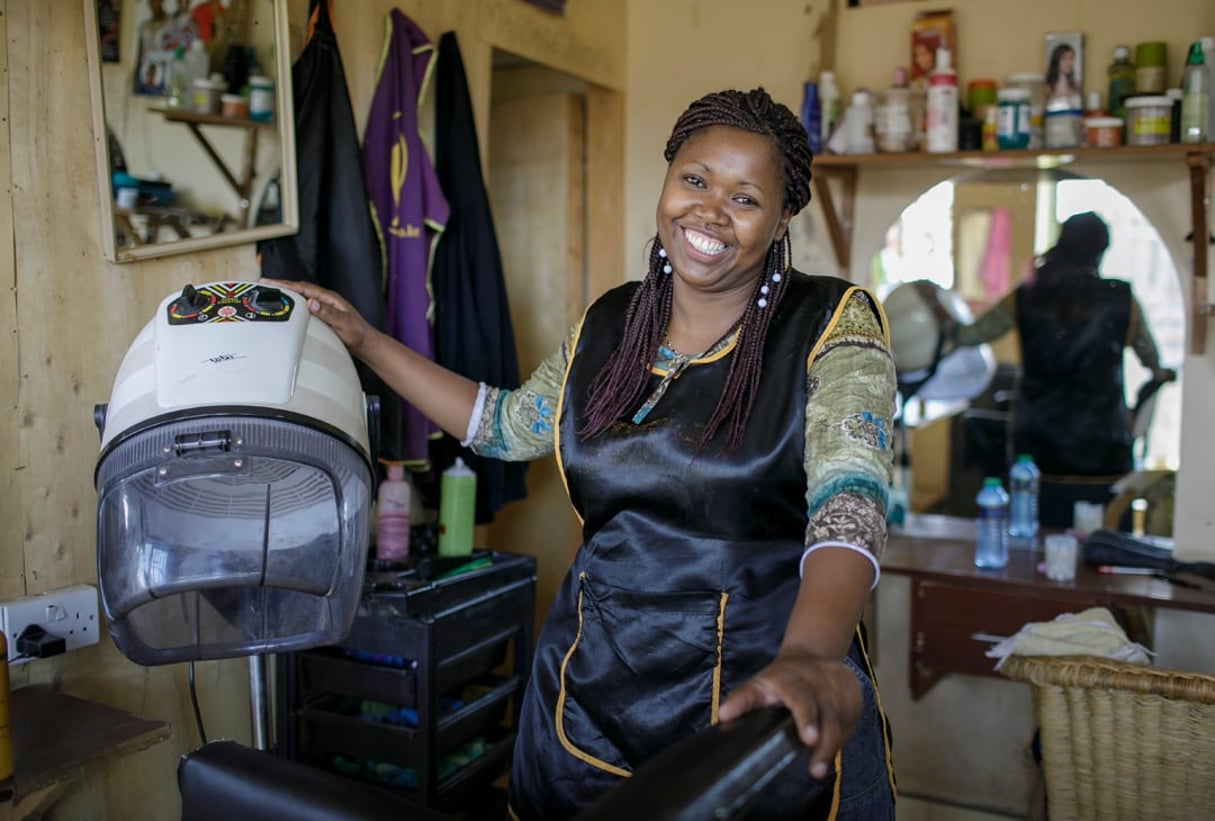 Emma Kinyanjui, propriétaire d’un salon de coiffure au Kenya. © Thomas Imo/Photothek/Getty