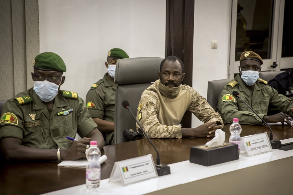 Le colonel Assimi Goïta lors d’une rencontre avec une délégation de la Cedeao, le 22 août 2020 à Bamako. © /AP/SIPA