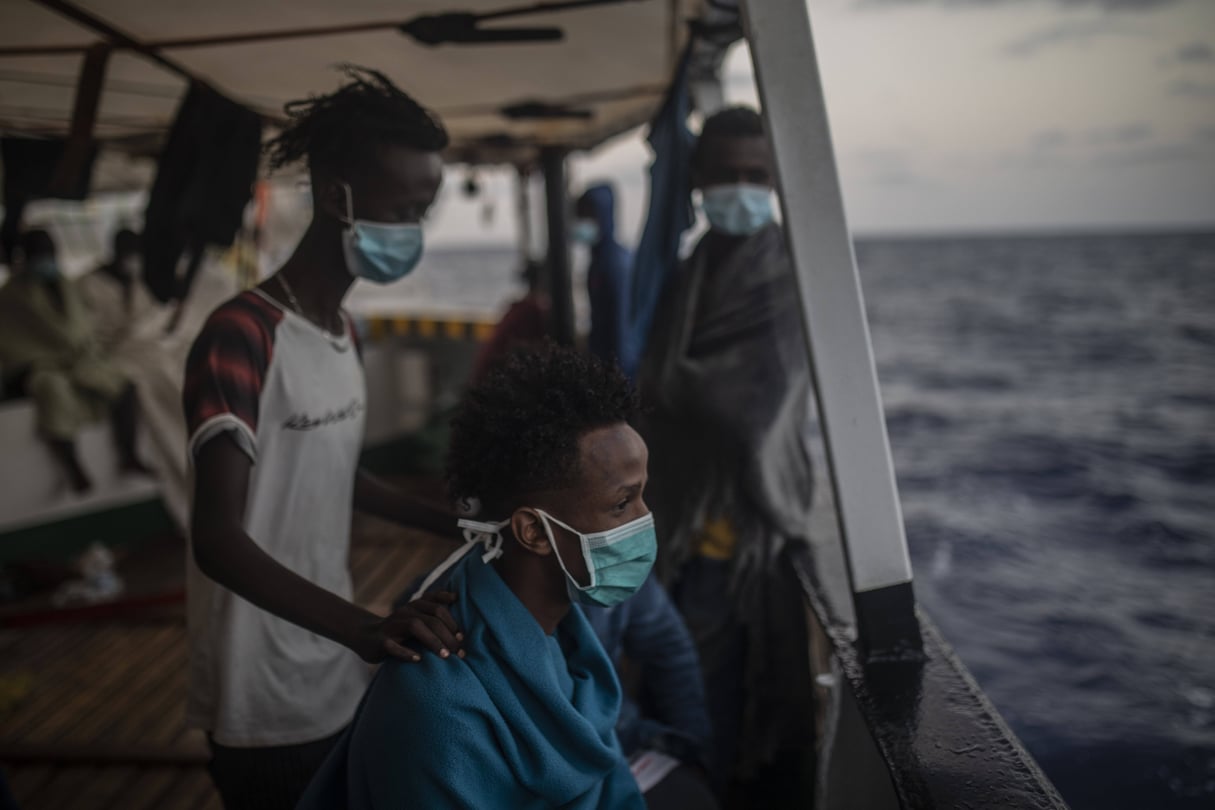 Des migrants secourus en mer Méditerranée, à bord du navire de sauvetage de l'ONG Open Arms, le 9 septembre 2020. &copy; Santi Palacios/AP/SIPA