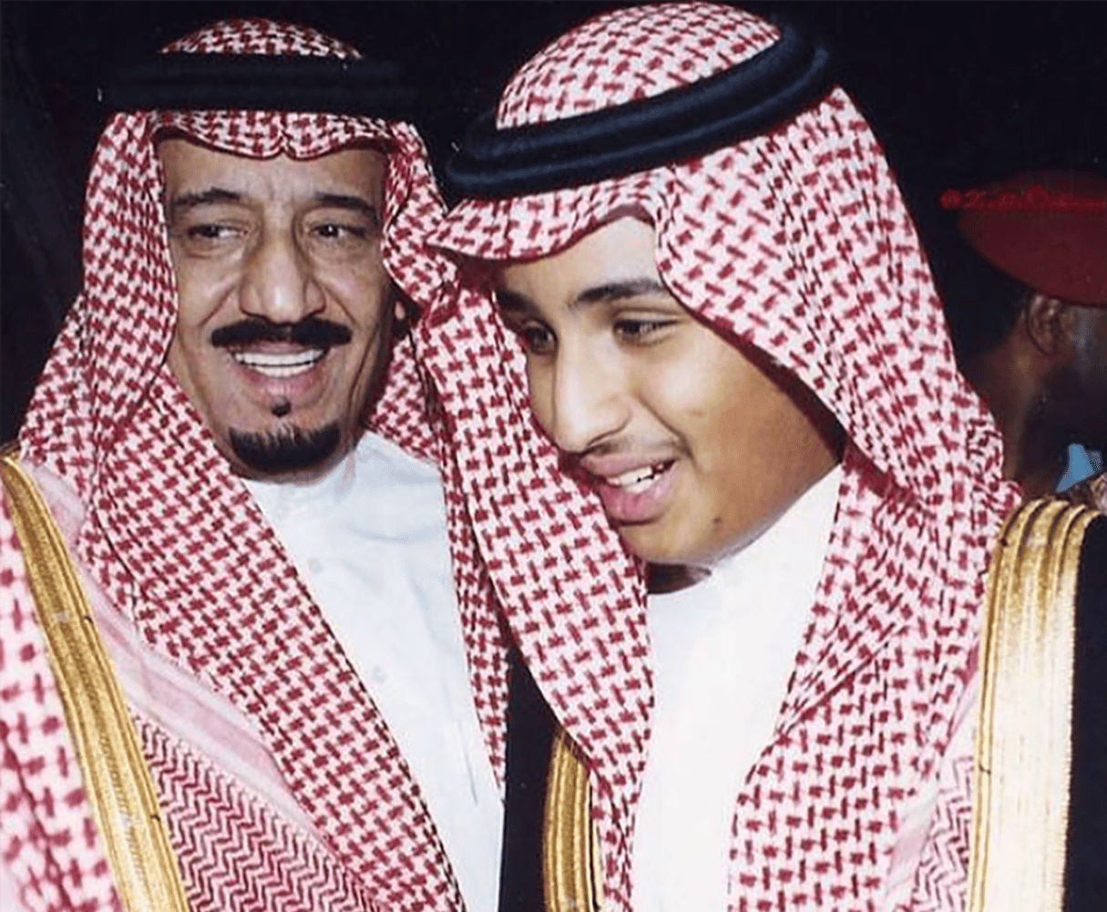 Le roi Salman avec le jeune prince Mohammed Ben Salman (à dr.) © Courtesy of Al Saud Family