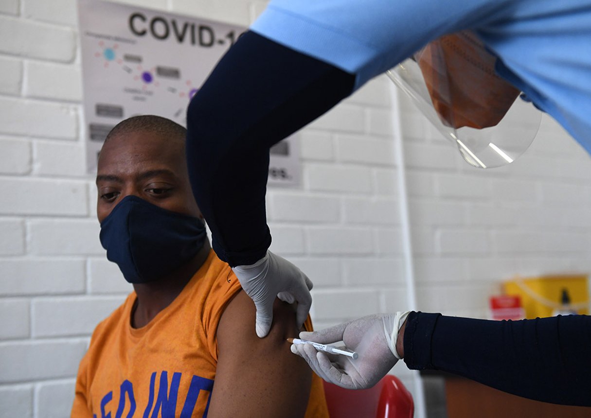 Premier essai clinique humain d’Afrique du Sud d’un vaccin potentiel contre le Covid-19 à l’hôpital Baragwanath, Soweto, le 26 juin 2020. © eld/Gallo Images via Getty Images