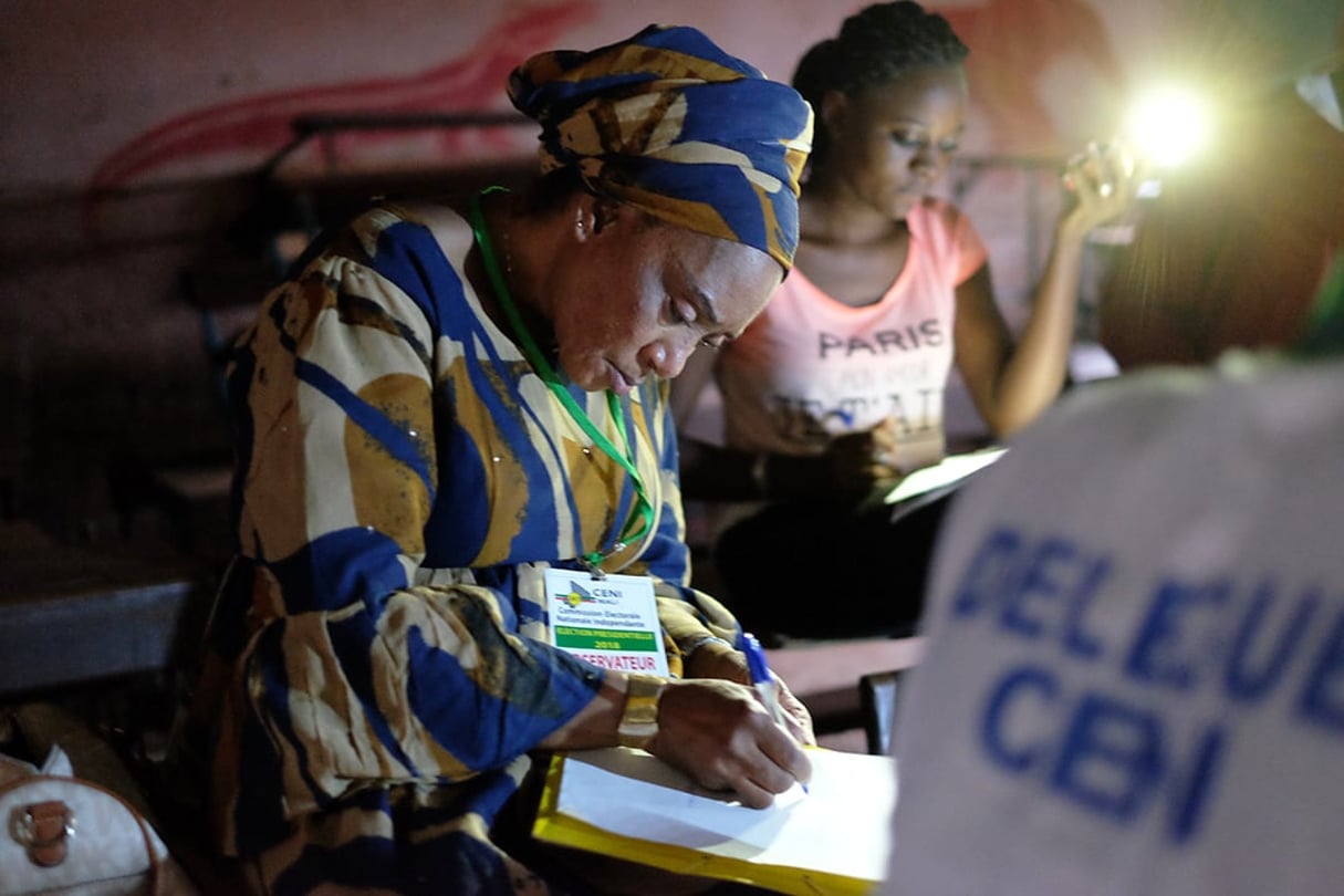 Dépouillement des votes à Bamako, lors du premier tour de l’élection présidentielle de 2018, sous la surveillance des observateurs de la Ceni. © Nicolas Remene/Le Pictorium/MAX PPP