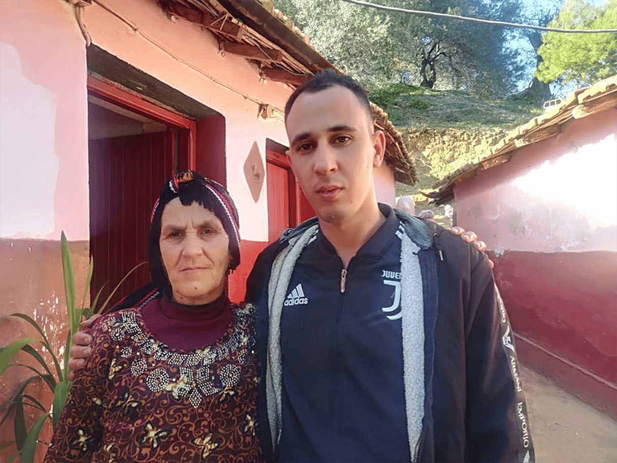 Walid Nekiche et sa mère, devant le domicile familial. © said arezki
