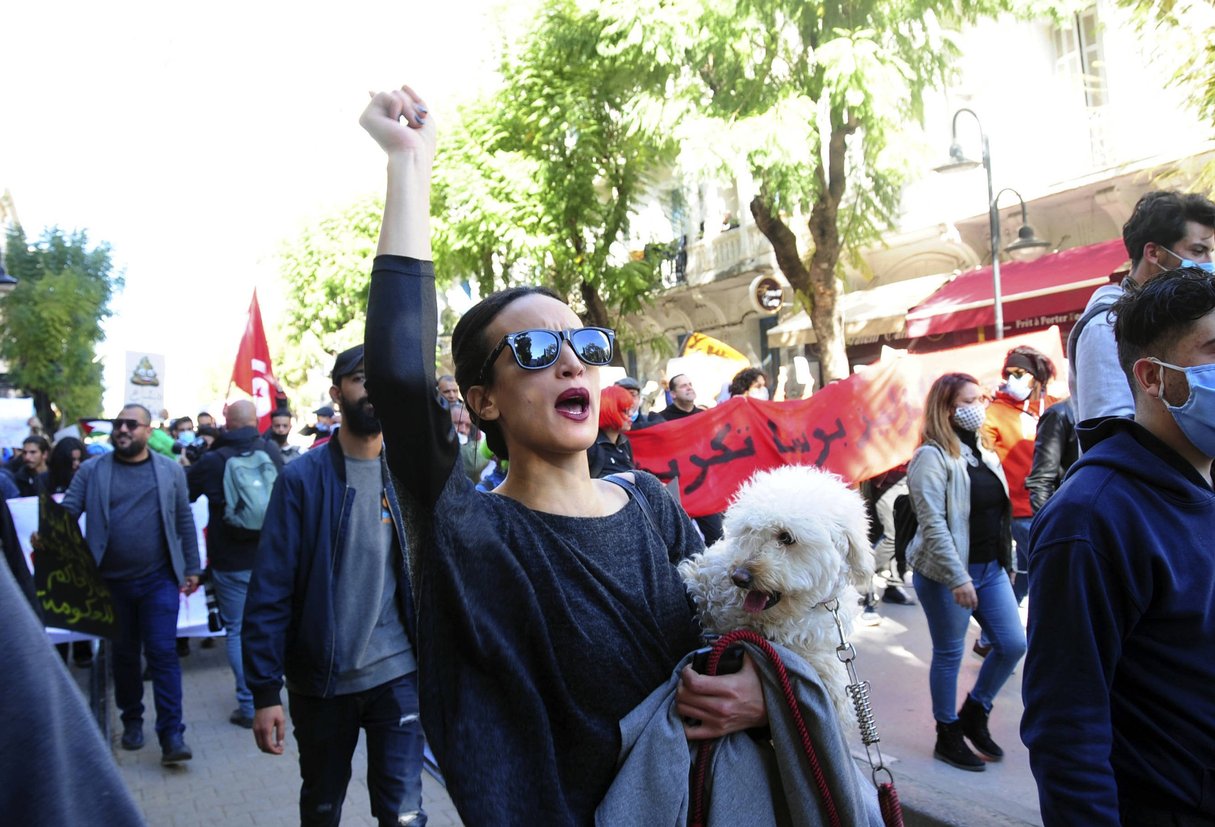 Des Tunisiens manifestent contre la violence policière le 30 janvier 2021, à Tunis. © Hedi Ayari/AP/Sipa