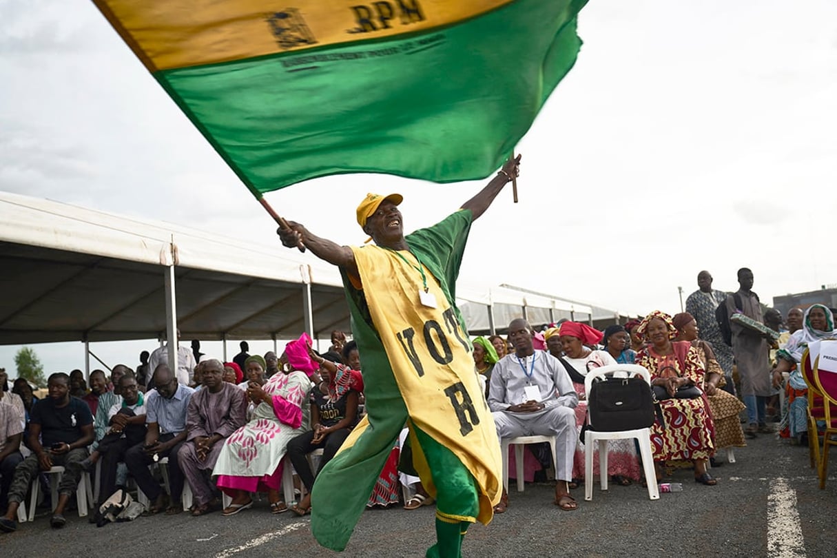 Un partisan du Rassemblement pour le Mali brandit un drapeau du RPM à Bamako, le 10 août 2018, avant le second tour de la présidentielle du 12 août. © MICHELE CATTANI/AFP