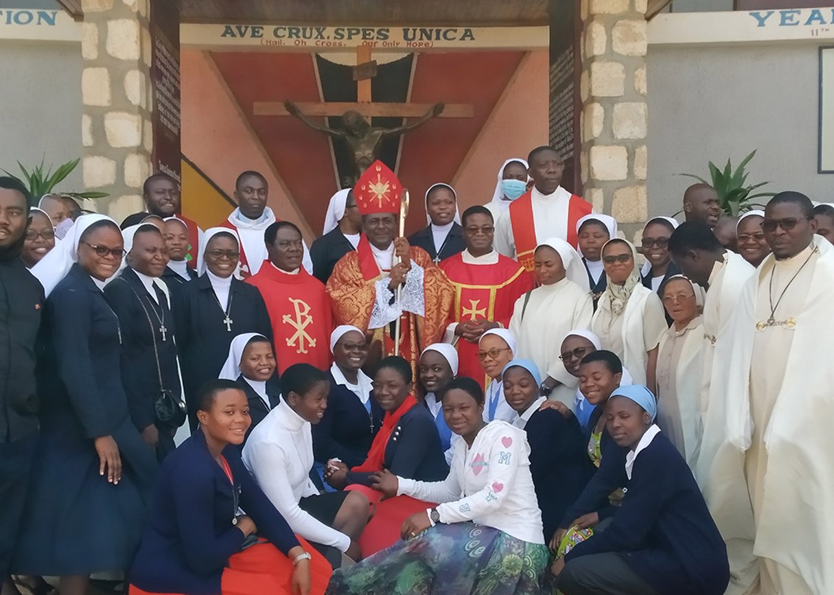 Mgr Andrew Nkea Fuanya (au centre) dans sa paroisse de Bamenda © Franck Foute