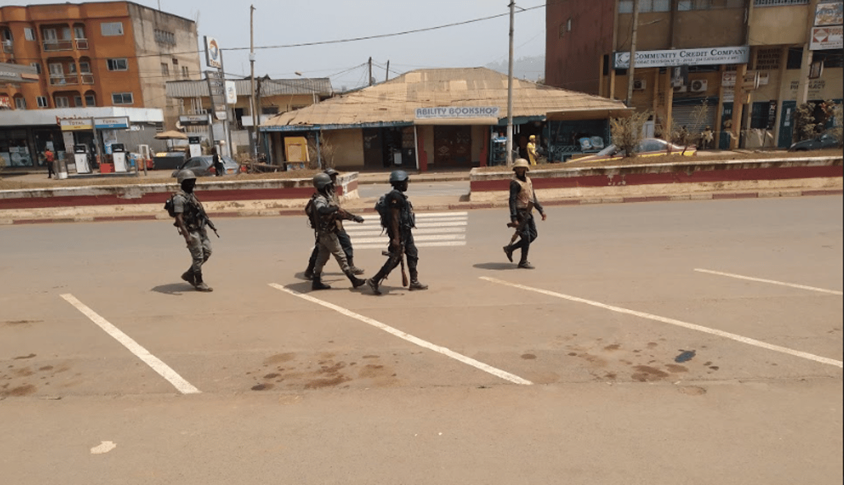 À Bamemnda, des soldats en faction à commercial avenue, en février 2021. © Franck Foute pour JA