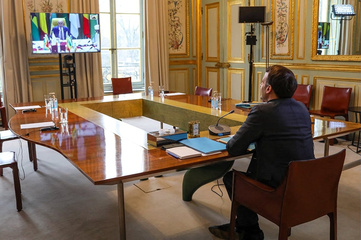 Le président français, Emmanuel Macron, lors d’une visioconférence avec les cinq chefs d’Etat des pays membres du G5 Sahel. © Dominique Jacovides/POOL/REA