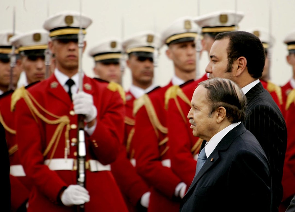 L’ancien président algérien Abdelaziz Bouteflika passe devant une garde républicaine avec le roi du Maroc Mohammed VI à l’aéroport d’Alger, le 21 mars 2005. © REUTERS/Zohra Bensemra